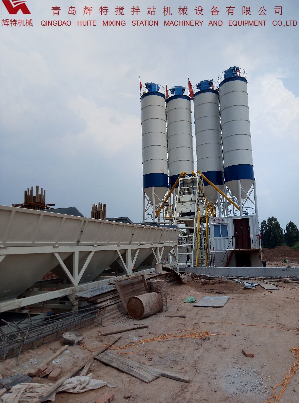 輝特攪拌站HZS75特別適合于干硬性、半干硬性混凝土的生產(chǎn)