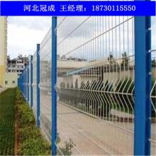 大量現(xiàn)貨雙邊絲防護(hù)網(wǎng)_雙邊絲護(hù)欄網(wǎng)規(guī)格齊全