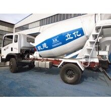 專業(yè)生產(chǎn)小型混凝土罐車，億立實(shí)業(yè)2m3攪拌罐車