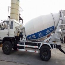 河南攪拌罐車生產(chǎn)廠家，億立實(shí)業(yè)4m3混凝土罐車專賣